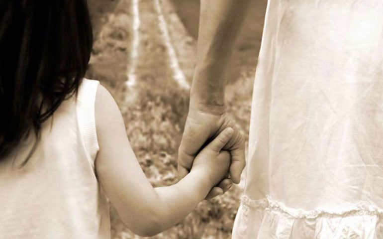 La lettera a Vistanet di una madre sarda che racconta la sua terribile esperienza: “Mi hanno strappato una figlia e non l’avevo maltrattata”