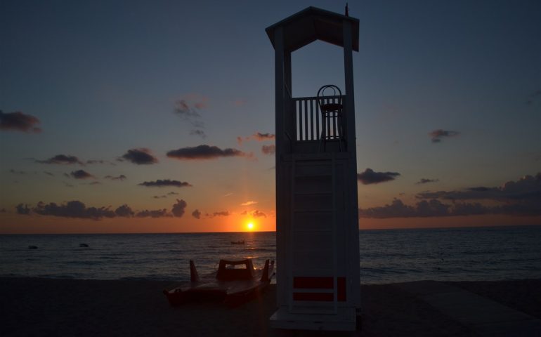 Le foto dei lettori. Sorge il sole sulla torre di Bari Sardo