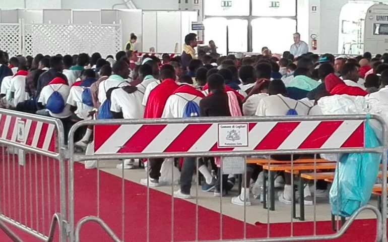 Maxi sbarco al Porto canale di Cagliari: è approdata la nave con a bordo 903 migranti