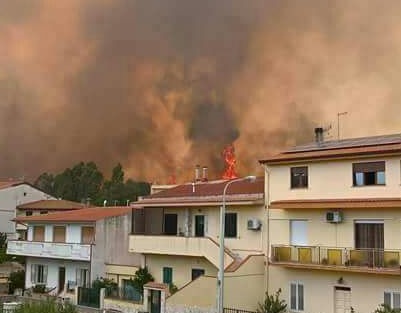 Incendio a Iglesias: interrotta la fornitura d’acqua per danni agli impianti. E Villamassargia aiuta il Sulcis