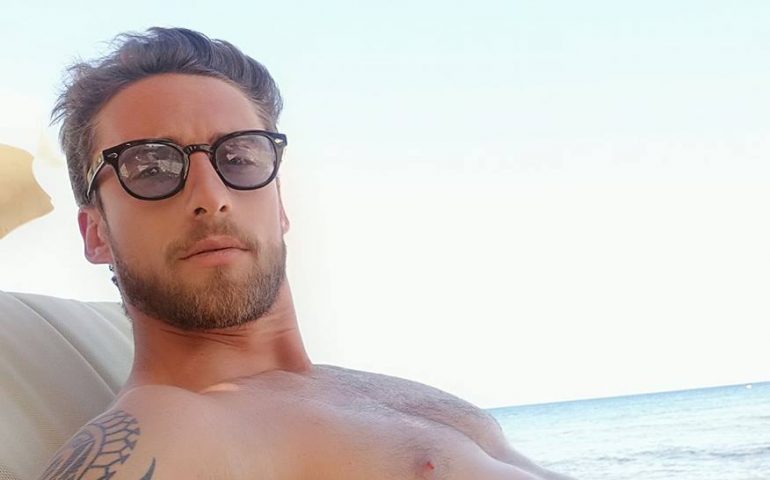 Claudio Marchisio in vacanza in Sardegna: dal suo profilo Facebook, lo juventino saluta i tifosi fra tintarella e palestra