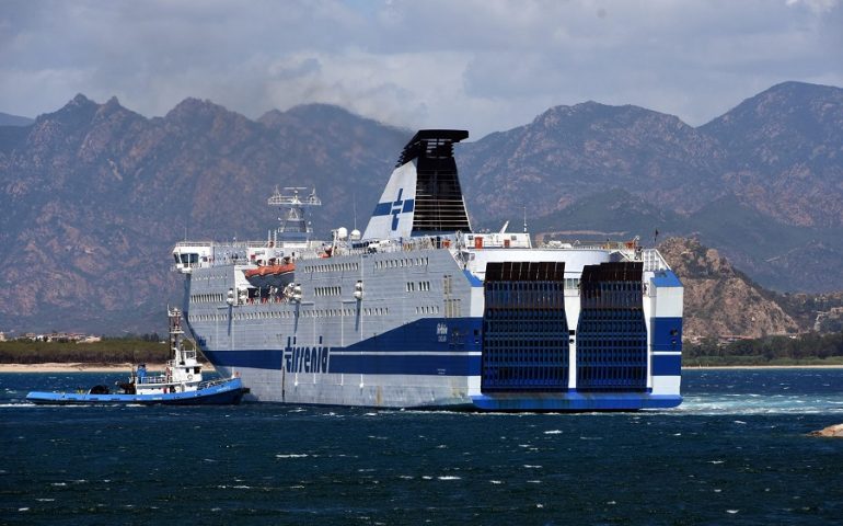 Manca la luce al porto di Arbatax, la Tirrenia fa dietro-front