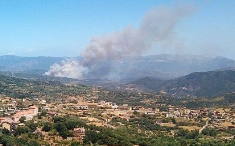 Fiamme a Villagrande, anche l’elicottero antincendio in azione