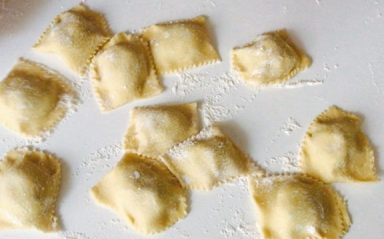 La video-ricetta di Vistanet: bontà e tradizione con i ravioli dolci alle patate (VIDEO)