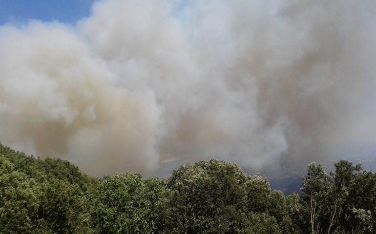 La Sardegna brucia,  mezzi aerei in azione e squadre a terra al lavoro per tutta la notte