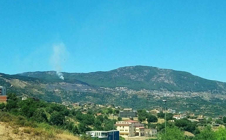 L’Ogliastra ancora nella morsa delle fiamme. Incendi a Baunei e Arzana
