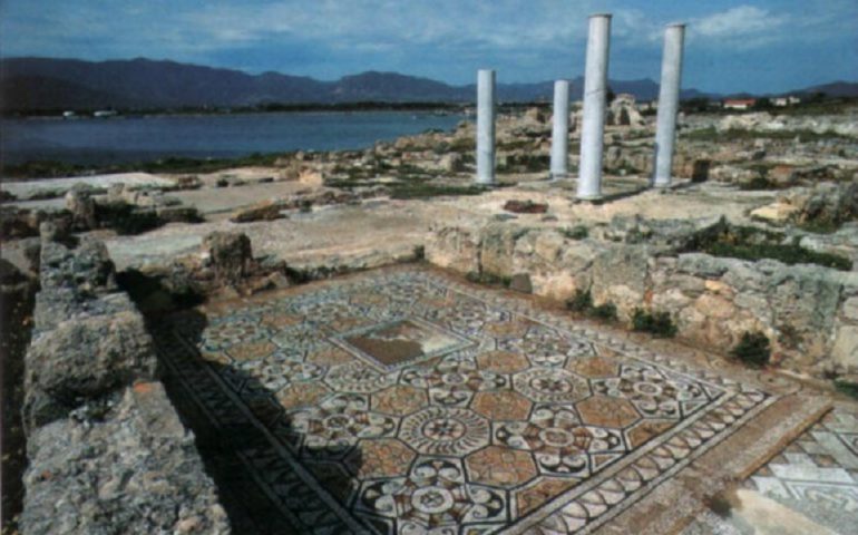 L’antica città di Nora non smette di regalare sorprese: scoperta un’antica fontana in uno slargo monumentale