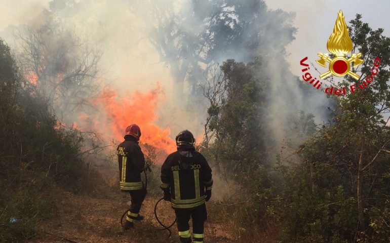 Incendio a Villagrande, ancora in corso le operazioni di spegnimento