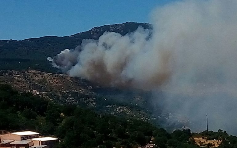 Arzana, ancora fuoco nelle campagne del paese