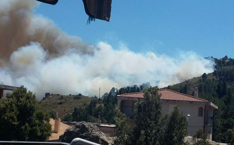 Incendio ad Arzana, tre elicotteri e un canadair in azione, evacuate abitazioni