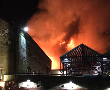 Londra: Camden Market in fiamme. Il fuoco sarebbe partito dal ristorante Honest Burger