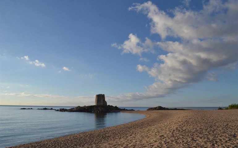 La Torre di Bari Sardo “finisce” ad Alghero sul sito Vodafone. La risposta del sindaco Mameli