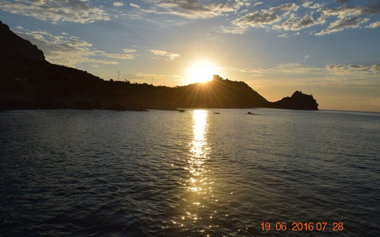 Le foto dei lettori. Valzer di luci e colori sul mare di Tertenia