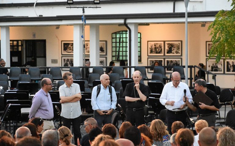 “Rosa rosae, affetti contemporanei”. Inaugurata la mostra fotografica di Basoccu a Tortolì