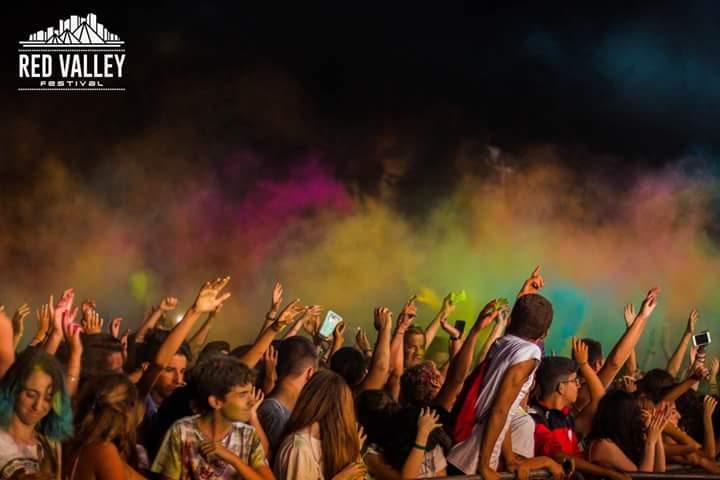 Grande attesa per l’Holi Color questa sera agli Scogli Rossi