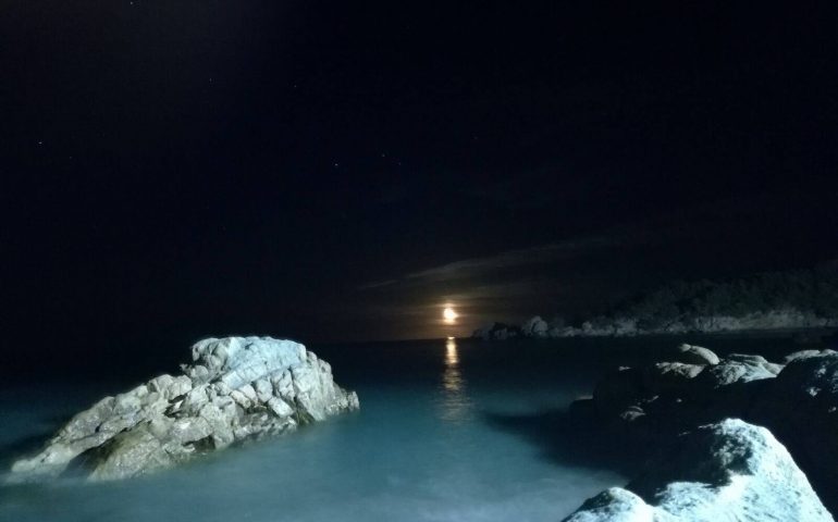 Le foto dei lettori. L’incantevole luna di mezzanotte al Golfetto