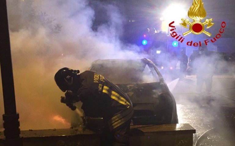 Tertenia, auto incendiata nella notte in pieno centro