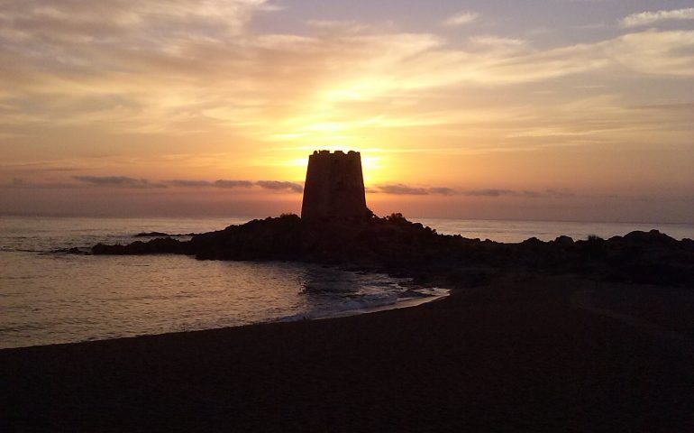 Le foto dei lettori. Giochi di luci e colori alla Torre di Bari Sardo