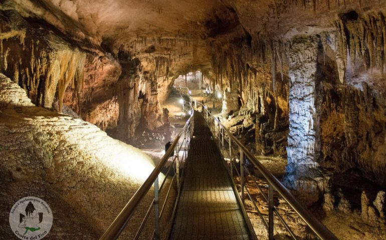 Baunei, stacca una stalattite nella Grotta del Fico. Nei guai un turista spagnolo
