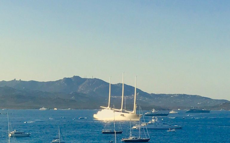 La barca a vela più grande del mondo, lunga 142 metri, avvistata in Sardegna al largo di Tavolara