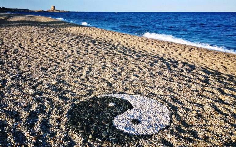 Le foto dei lettori. Un tao campeggia nella spiaggia di Bari Sardo