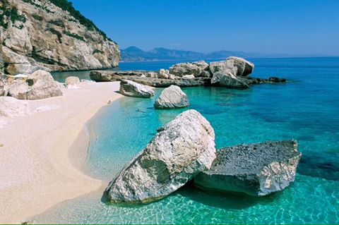 Sas plajas pius connoschidas de sa Sardigna: Paradisos de sognu in su coro de su Mediterraneu