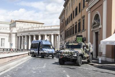 Drone sorvola piazza San Pietro: controlli in tutta l’area