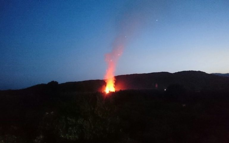 Tortolì, incendio in via Foddeddu, sul posto i Vigili del Fuoco