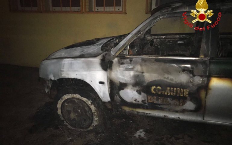 Attentato incendiario a Talana: distrutti tre mezzi comunali