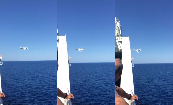 Paura a bordo della Grimaldi salpata da Porto Torres: un jet a volo radente sfiora la nave varie volte
