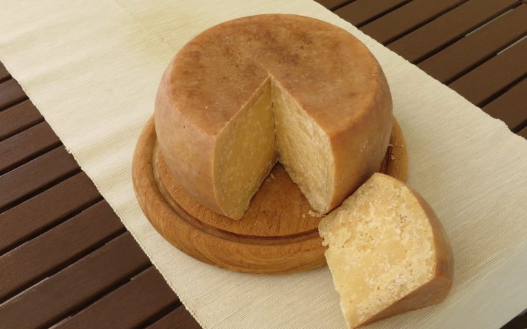 Pecorino mon amour: il formaggio sardo è tra i souvenir più gettonati dei turisti ma il suo prezzo è crollato