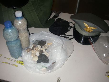 Sabbia delle spiagge sarde nella valigia: multati a Elmas quattro turisti