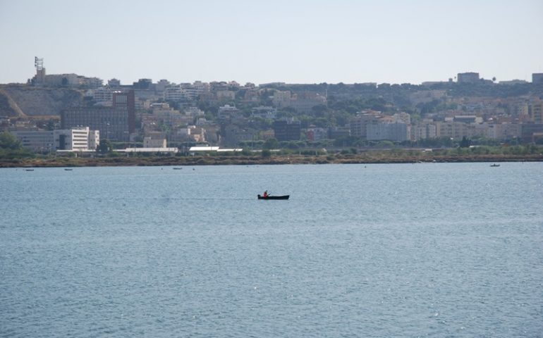 Santa Gilla. Pescatore colpito dall’elica di un’imbarcazione. È grave.