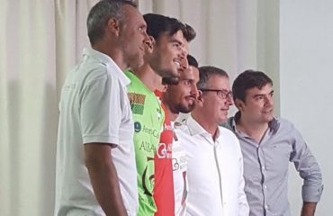 Il mister Gianluca Hervatin e il presidente Daniele Arras con alcuni giocatori alla presentazione delle nuove maglie. 
