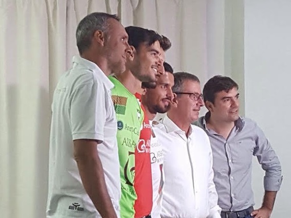 Il mister Gianluca Hervatin e il presidente Daniele Arras con alcuni giocatori alla presentazione delle nuove maglie. 