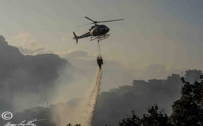 Incendio a Gairo Vecchio, la photogallery di Cristian Mascia