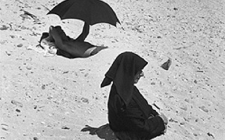 L’inconfondibile sguardo del fotografo Cartier-Bresson sulla Sardegna del 1962. Le ‘sabbiature’ a Cala Gonone