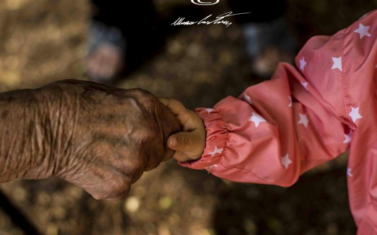 Le foto dei lettori. Mano nella mano nello scatto di Cristian Mascia