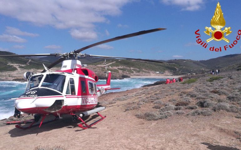 Argentiera, cade in acqua trascinato dalla mareggiata, soccorso con l’elicottero dai vigili del fuoco