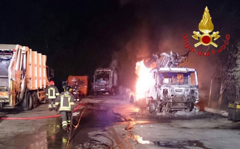 Incendio doloso in un’isola ecologica di Dorgali: distrutti sette mezzi per la raccolta dei rifiuti