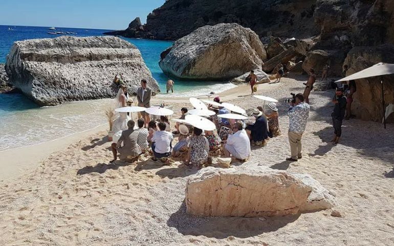 Strascico bianco tra i bagnanti a Cala Mariolu, la spiaggia diventa la location ideale per un matrimonio da sogno
