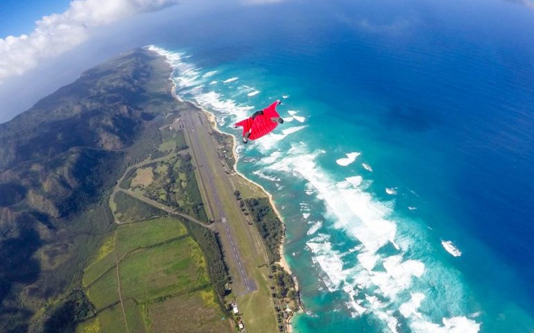 Niccolò Porcella rappresenterà l’Italia e le Hawaii in Cina ai mondiali di lanci con la tuta alare. VIDEO