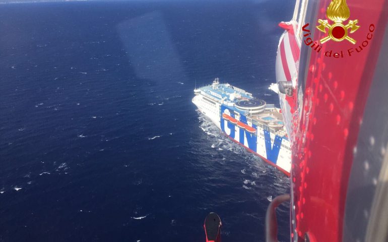 Turista soccorsa a bordo di un traghetto a largo di Cala Gonone dai Vigili del Fuoco