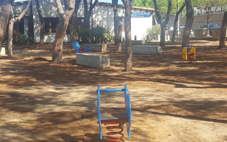 Nuovi giochi per bambini nella pineta di Arbatax. Cattari: «Speriamo di intervenire presto anche in altre aree verdi della città»