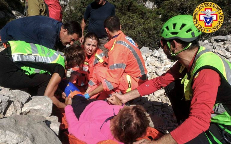 Cade rovinosamente nel sentiero per Cala Goloritzè, soccorsa un’escursionista