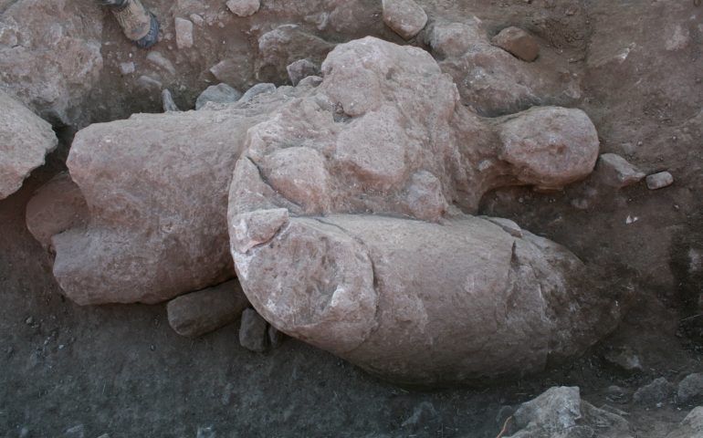 Ritrovati nuovi frammenti di un gigante di pietra nel sito di Mont’e Prama. Domani nel museo di Cabras la conferenza stampa di presentazione