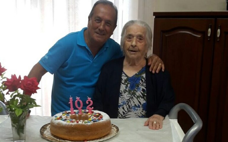 Sardegna terra di centenari: buon compleanno a Tzia Peppina Melis, la nonnina nativa di Silius compie 102 anni