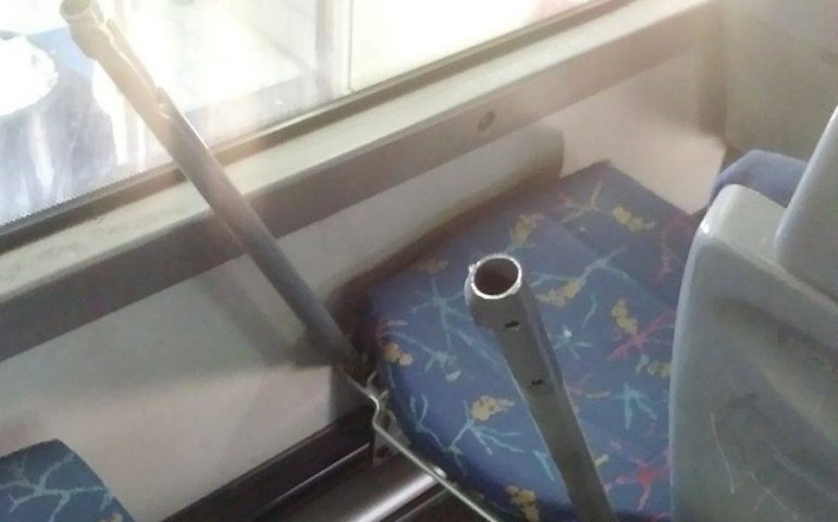 Danneggiati i sedili di un pullman Arst, atti vandalici scoperti dopo la corsa Tortolì-Gairo