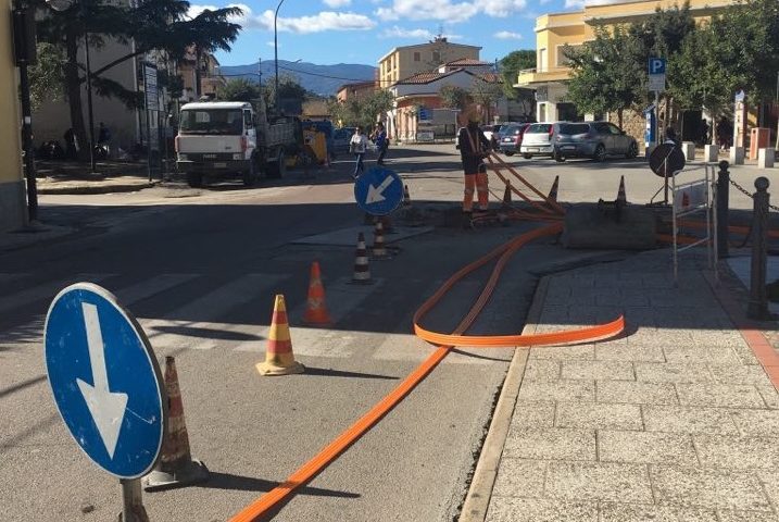 Lavori posa fibra ottica nel Corso Umberto, divieto di sosta ed eventuale sospensione del traffico