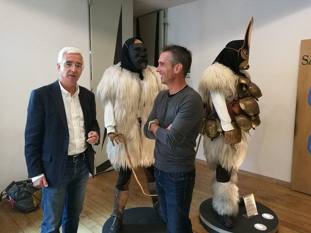 Dalle Cortes al Museo delle maschere, la visita di Raffaele Paci a Mamoiada